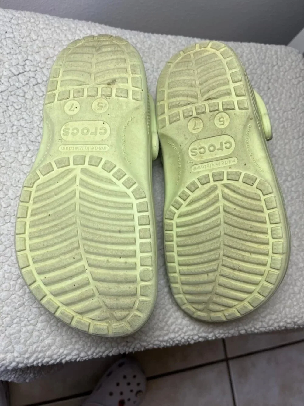Crocs Unisex Green Classic Slip-On Clogs Size Men's 5 Women's 7